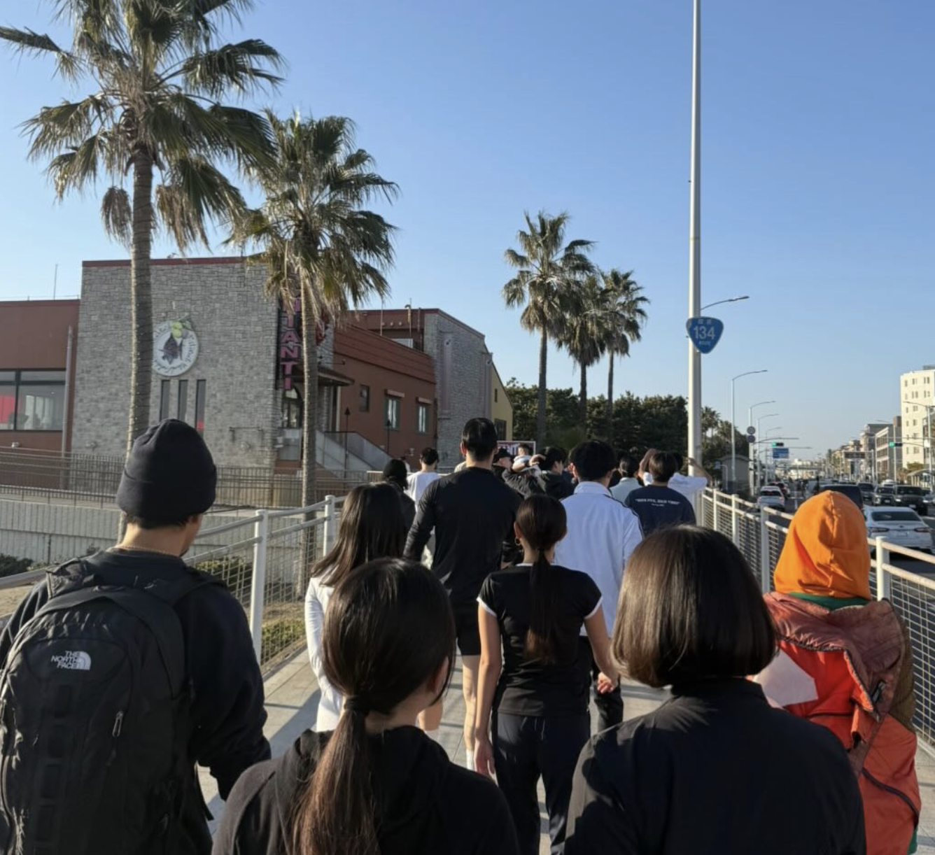 湘南・江の島の海沿いを走るグループラン